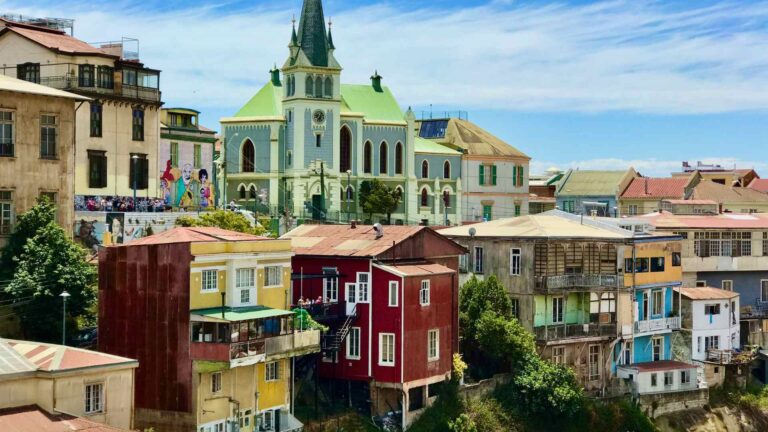 Colorful hills and harbor scenery in Valparaíso, Chile