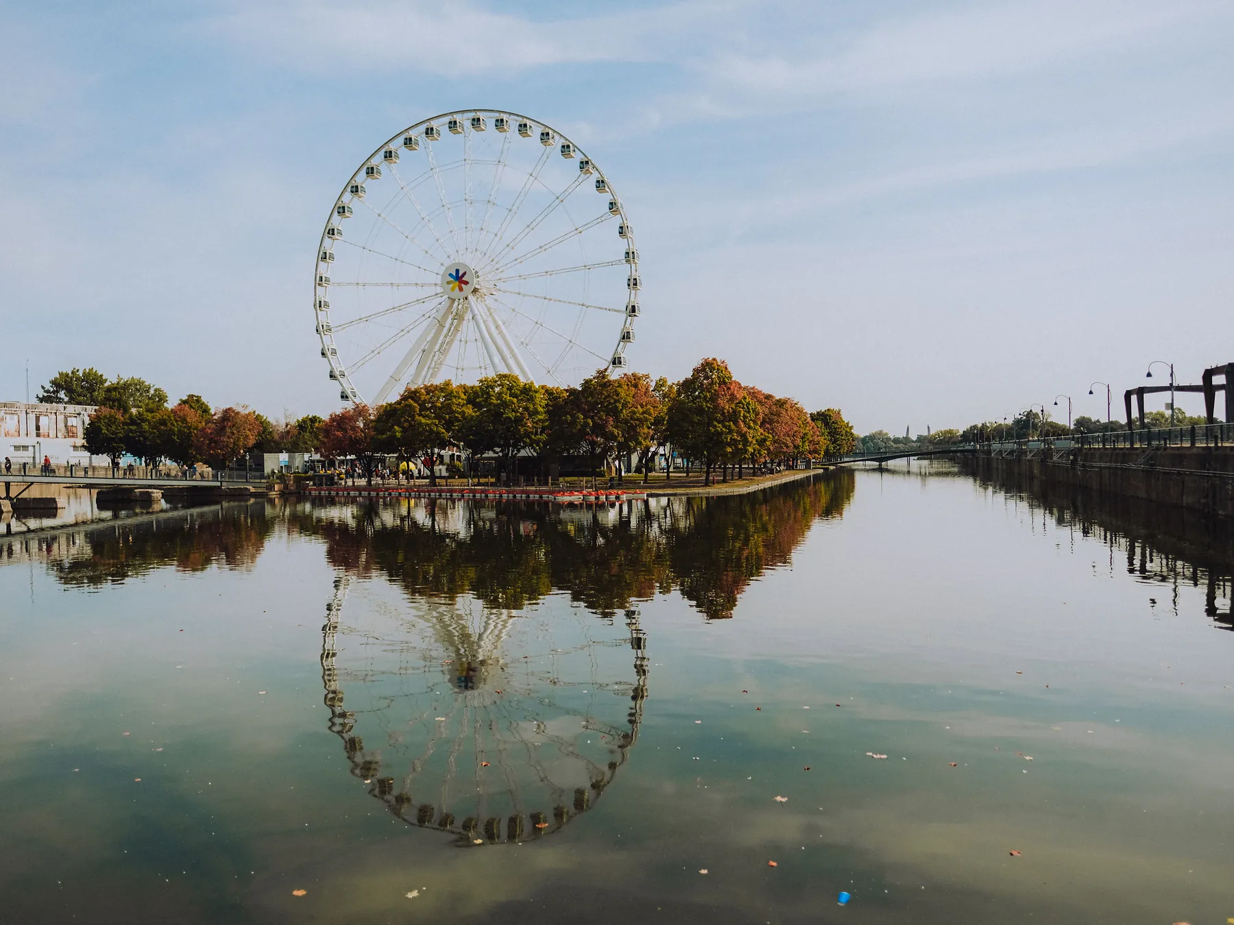Ferris wheel beside the river at Montréal Old Port