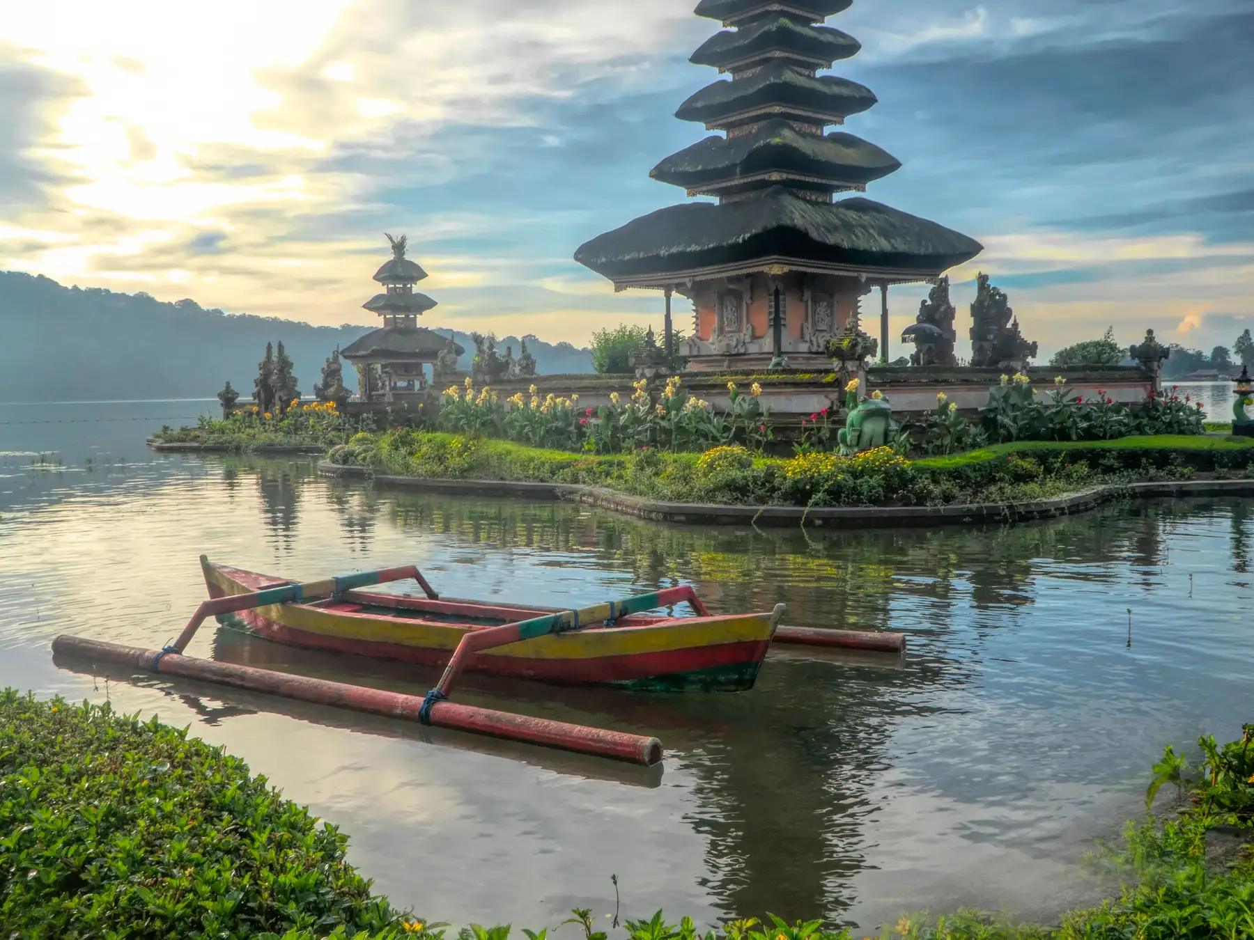 Boat on Lake Bratan with Ulun Danu Beratan Temple in Bali.