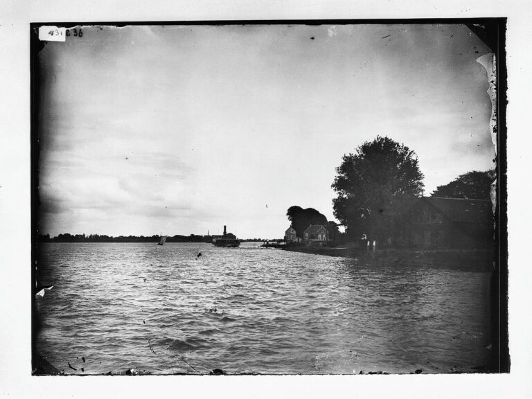 Overzicht, rechts de werf en loods van de roedenfabrikant Pot, op de achtergrond de Sluiswachterswoning en waterschapssluis van het waterschap "De Overwaard - Kinderdijk - 20125336 - RCE, Kinderdijk