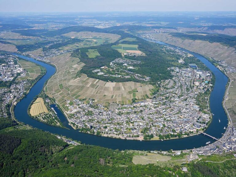 Aerial image of the Moselle in Bernkastel-Kues (view from the southeast), Bernkastel Kues