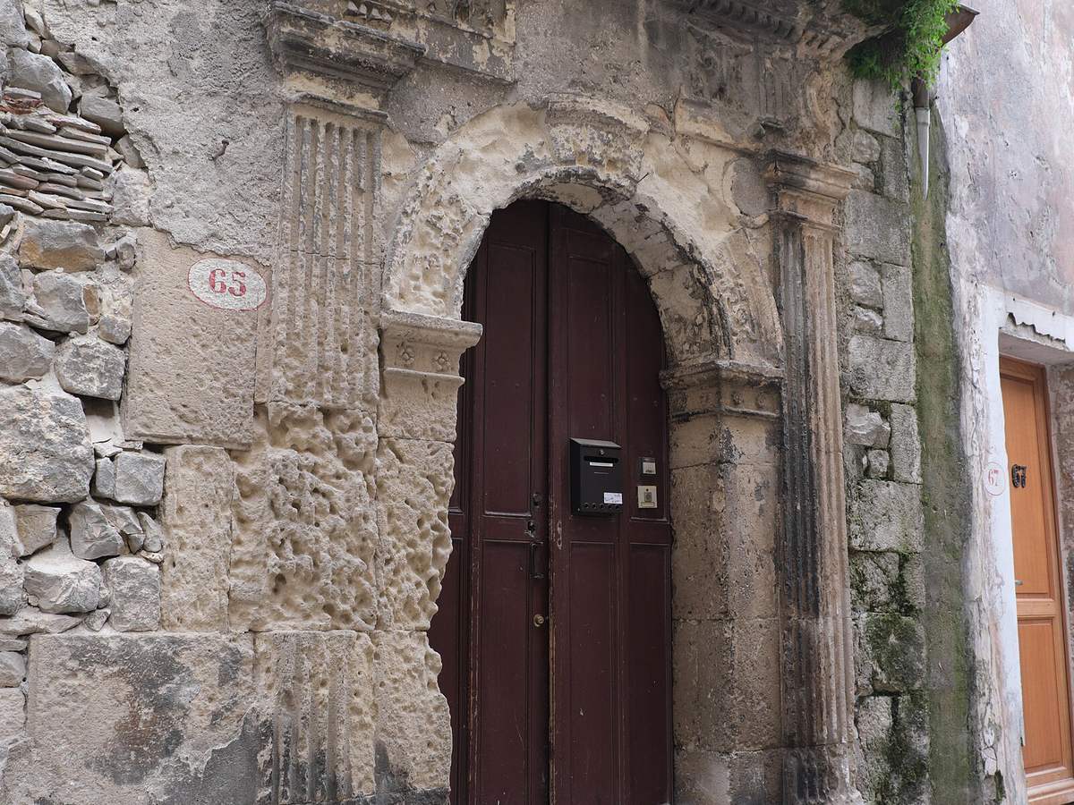Viviers (07) Grande Rue Portail 405, Viviers
