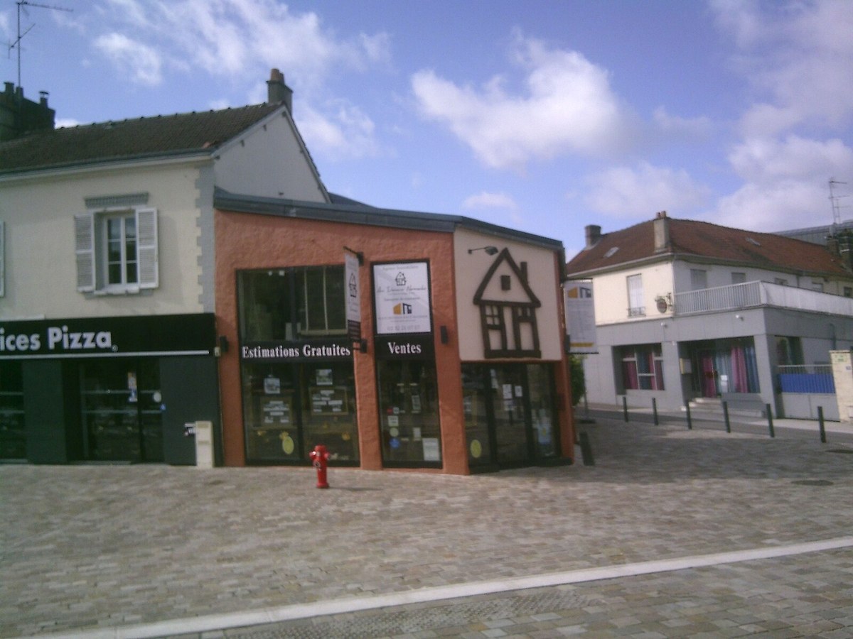 Boutique rue Carnot vue depuis la Seine à Vernon dans l'Eure, Vernon