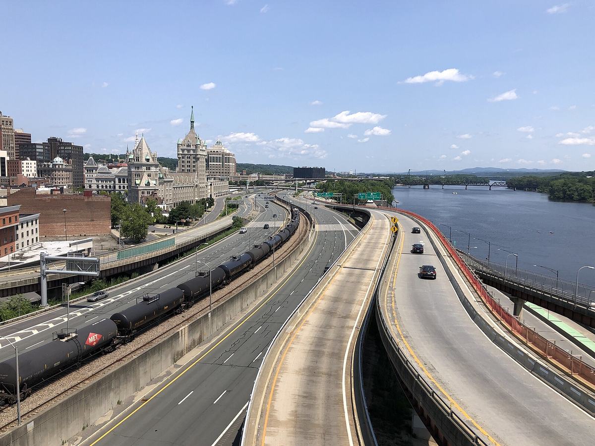 2024-07-14 12 07 51 View north along Interstate 787 (Riverfront Route) from the overpass for the ramp to Empire Plaza in Albany, Albany County, New York, Hudson