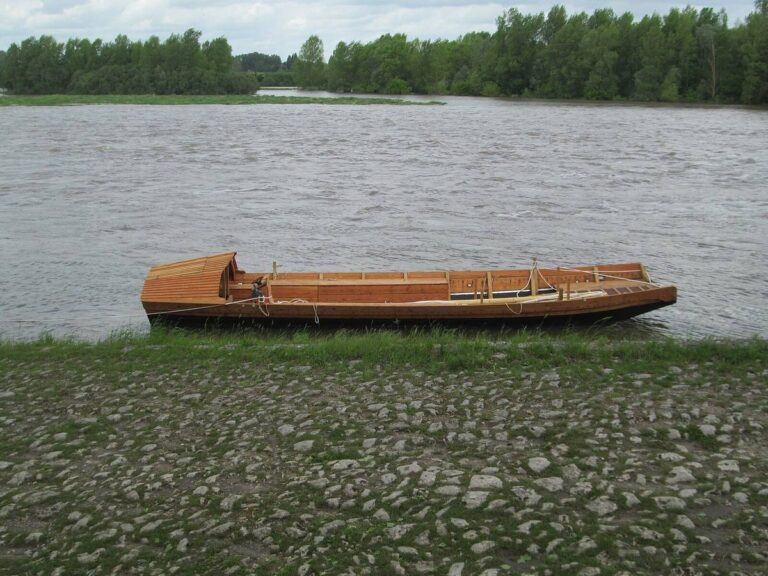 Flat Bottom Boat, Loire River, France (17560875392), Loire