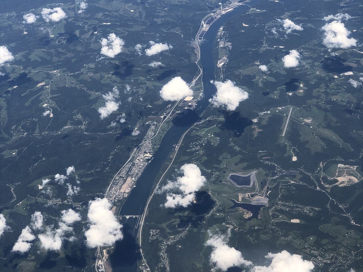 2022-09-09 17 56 58 UTC minus 4 Aerial view looking northward up the Ohio River along the Ohio and West Virginia border, centered on the border of Windsor Heights, Brooke County, West Virginia and Warren Township, Jefferson County, Ohio, Ohio