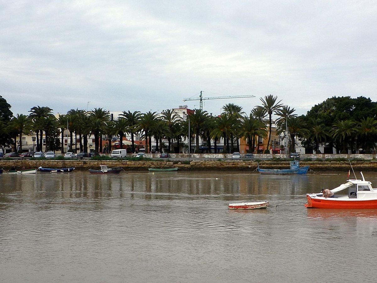 Parque Calderón riverfront viewed across the Guadalete River