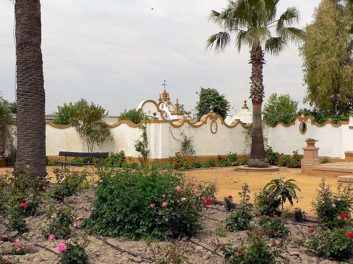 Garden and traditional walls at the Isla Mínima hacienda