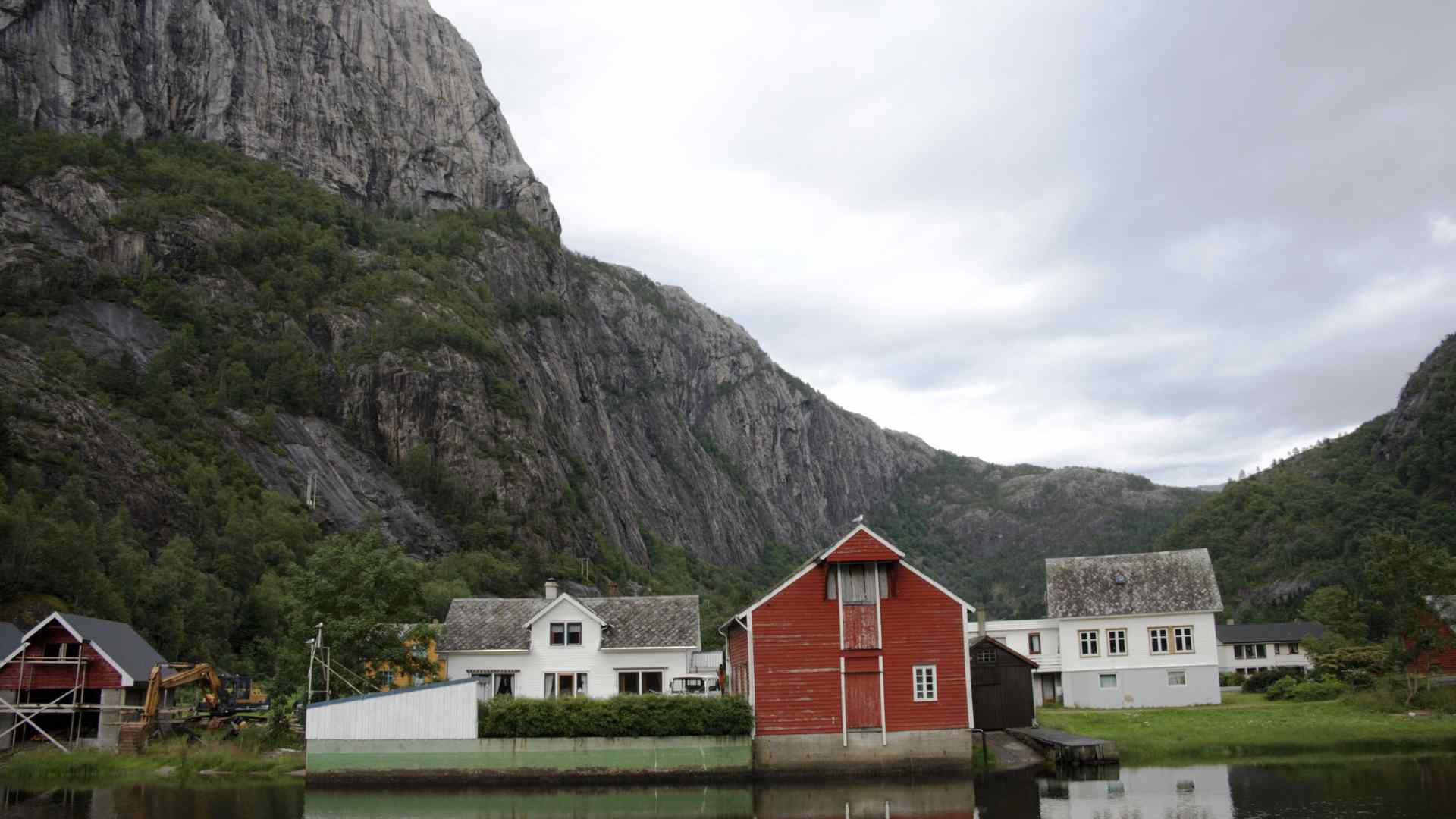 Farmhouses at the base of mountains beside Akrafjorden