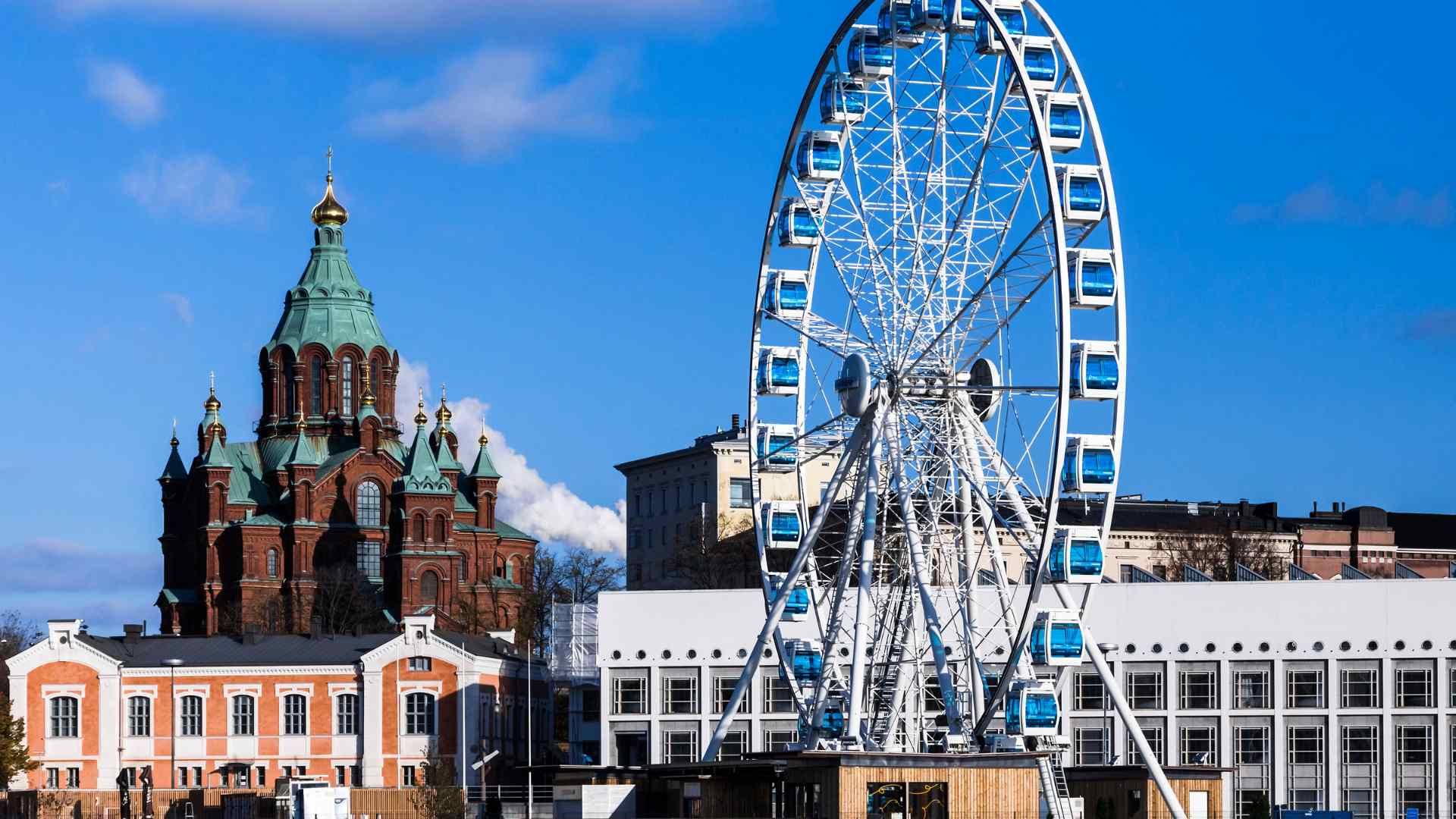 SkyWheel Helsinki beside Uspenski Cathedral