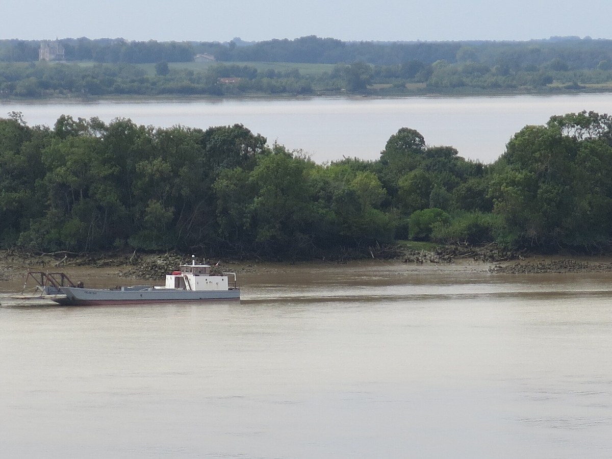 Bateau sur une ile de Blaye in Blaye, France