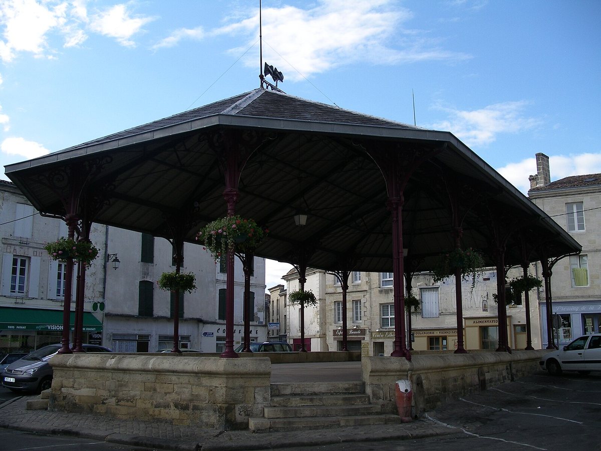 Markethall of Bourg sur Gironde - panoramio in Bourg-sur-Gironde, France