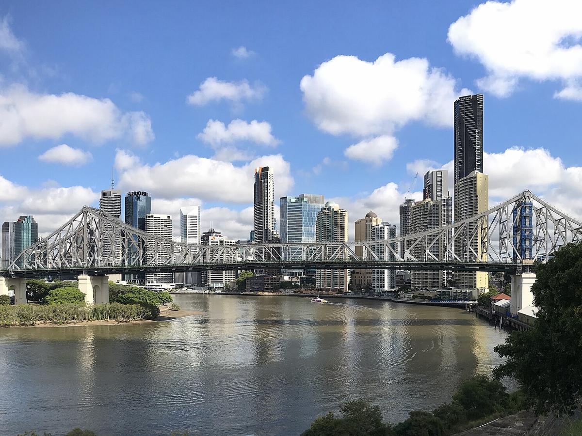 Brisbane CBD and Brisbane River views from Bowen Terrace 03