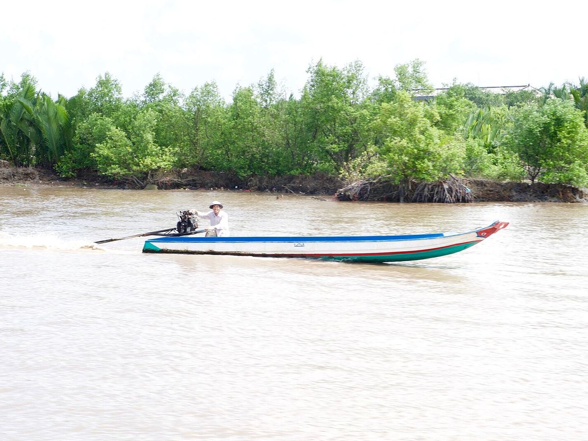 Secretary Kerry Takes Boat Trip Up the Bay Hap River (31494433963) in Cái Bè, Vietnam