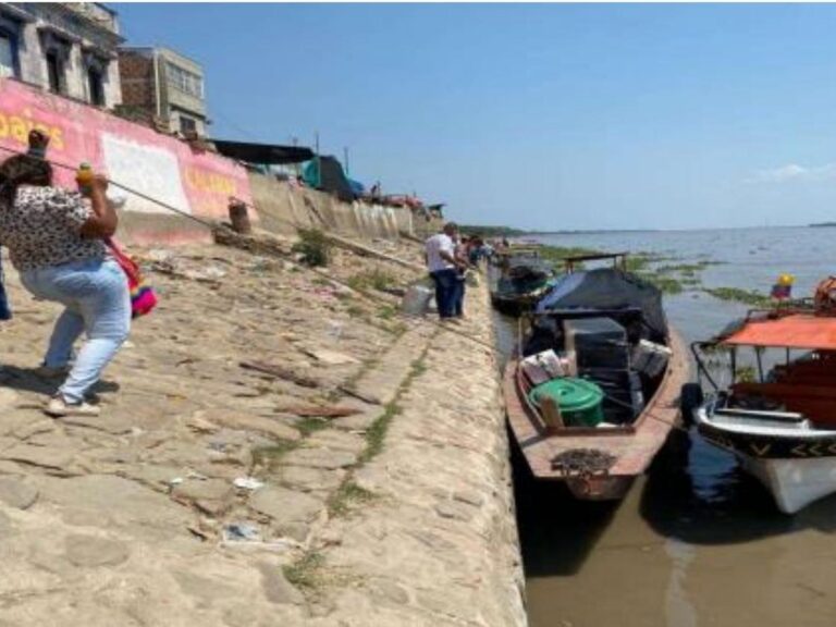 Passenger boats and travelers at Puerto de los Johnson in Calamar, Bolívar