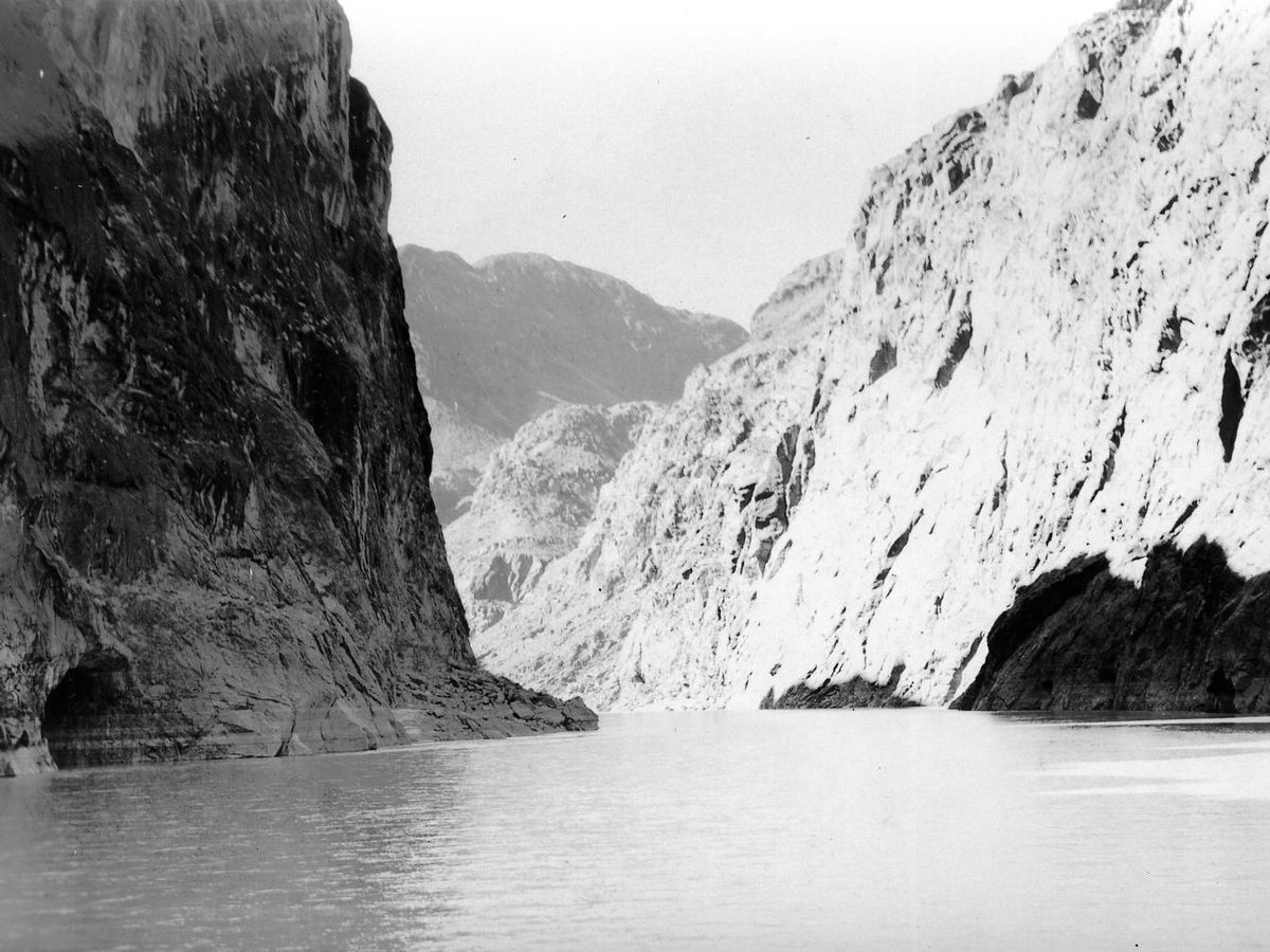 Snake River winding through Hells Canyon near Clarkston