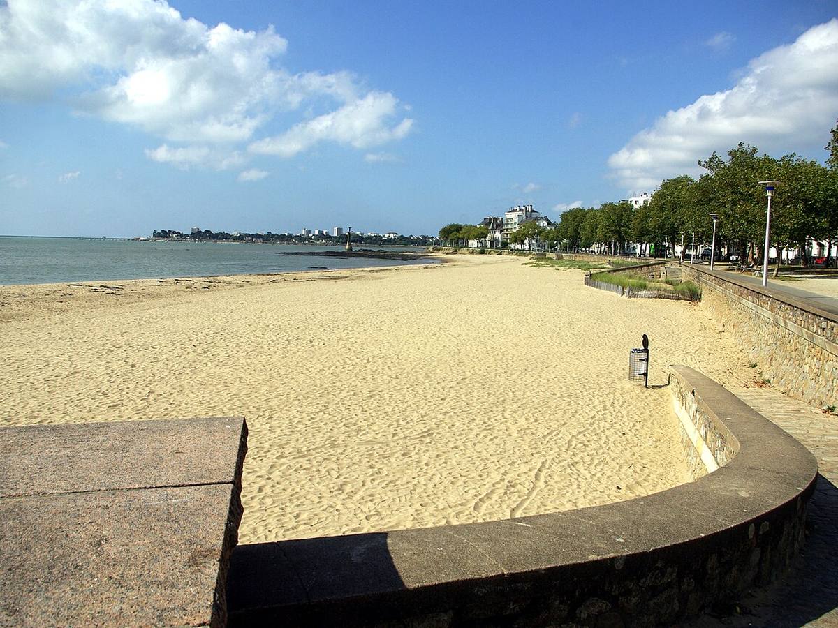 Grande Plage beach and waterfront promenade in Saint-Nazaire