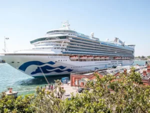 Featured image for Honduras Cruise Ports: Roatán and Mahogany Bay Explained