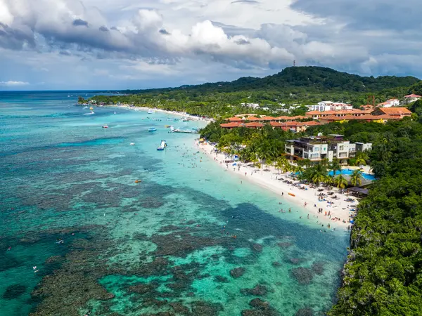 Turquoise shoreline and beach at Mahogany Bay on Roatán, Honduras