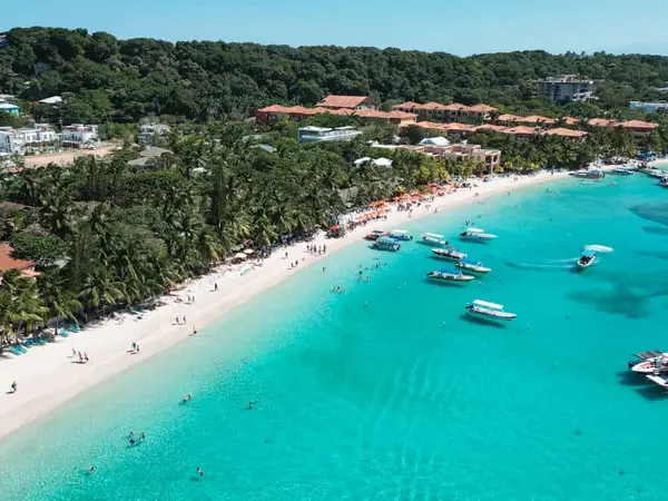 White sand and turquoise water at West Bay Beach on Roatán, Honduras
