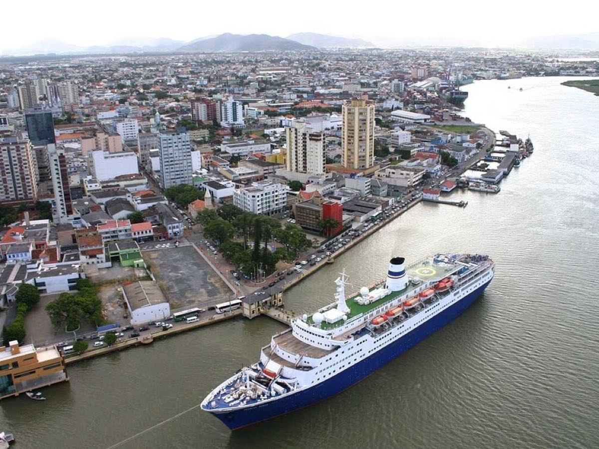 Cruise ship moored beside the city waterfront on the Itajaí-Açu River