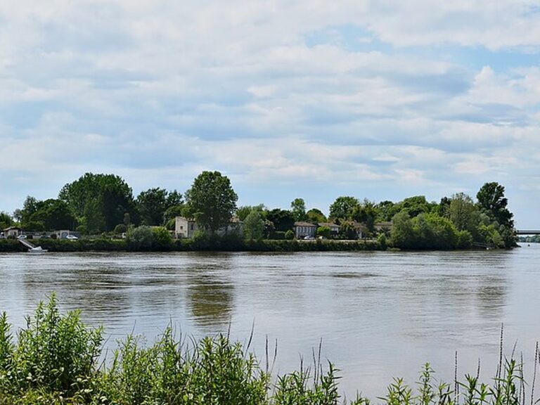 Libourne River Cruise Port: Berths and Saint-Émilion Guide