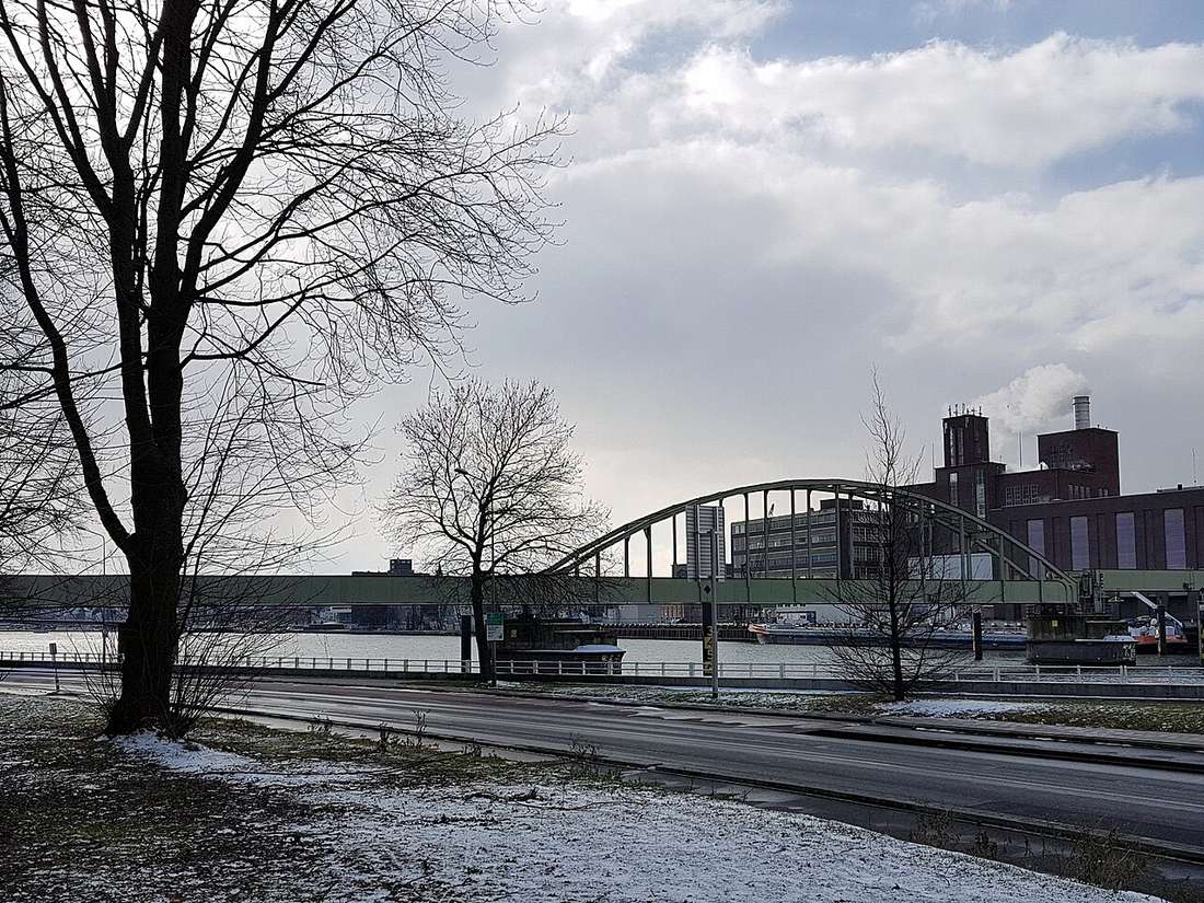 2018-Maastricht, Maas, spoorbrug & Sappi in Maastricht, Netherlands