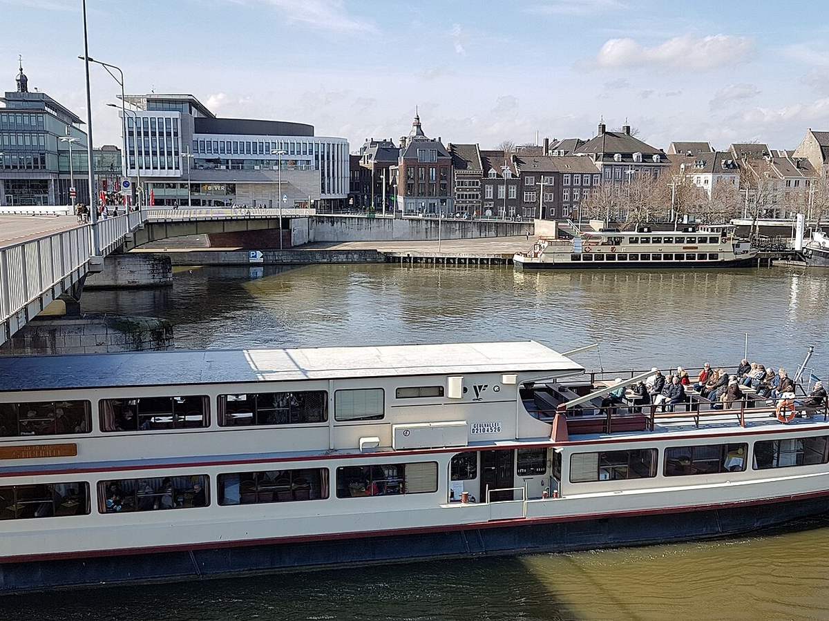 2018 Maastricht, Maas vanaf de Wilhelminabrug (2) in Maastricht, Netherlands
