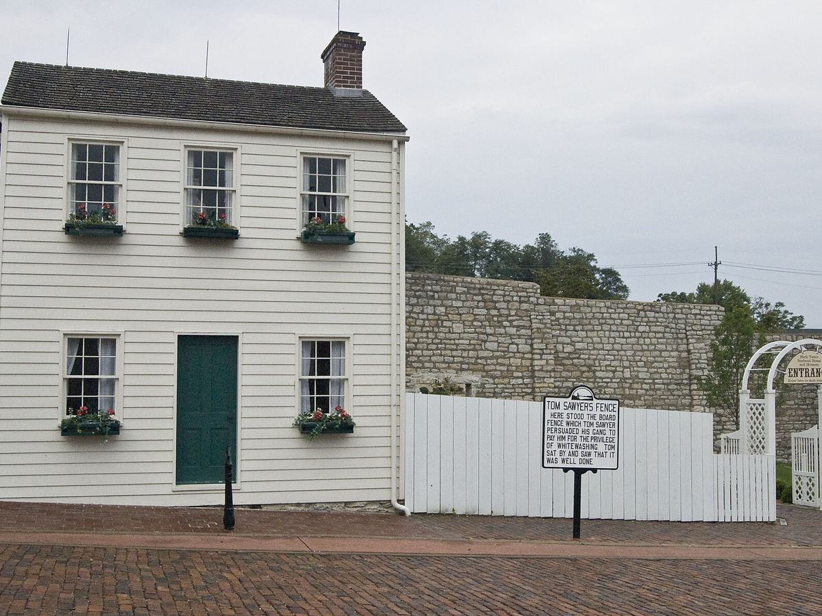Mark Twain Boyhood Home and whitewashed fence in Hannibal, Missouri