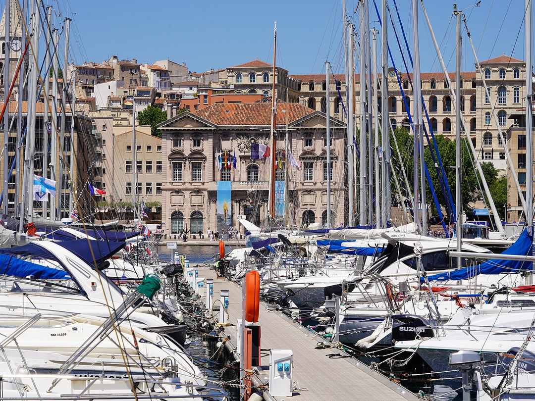 L'hôtel de ville de Marseille vu à travers le vieux-port (2)