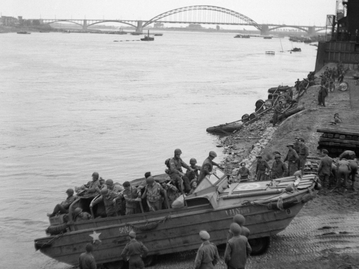 A British DUKW carries supplies and American paratroopers across the Waal river at Nijmegen, 30 September 1944. B10434 in Nijmegen, Netherlands