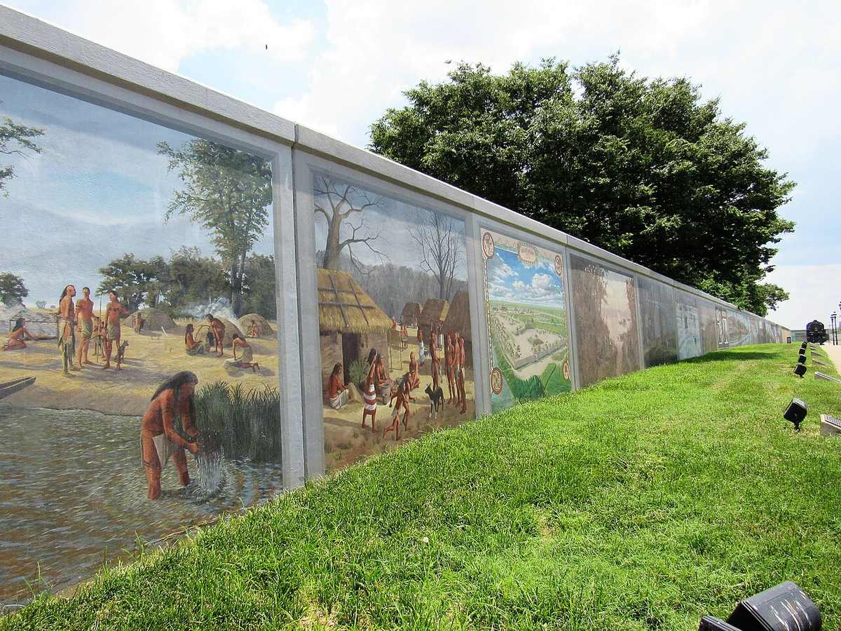 Murals covering the downtown Paducah floodwall