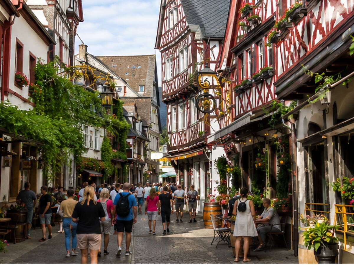 Visitors walking along the restaurant-lined Drosselgasse in Rüdesheim