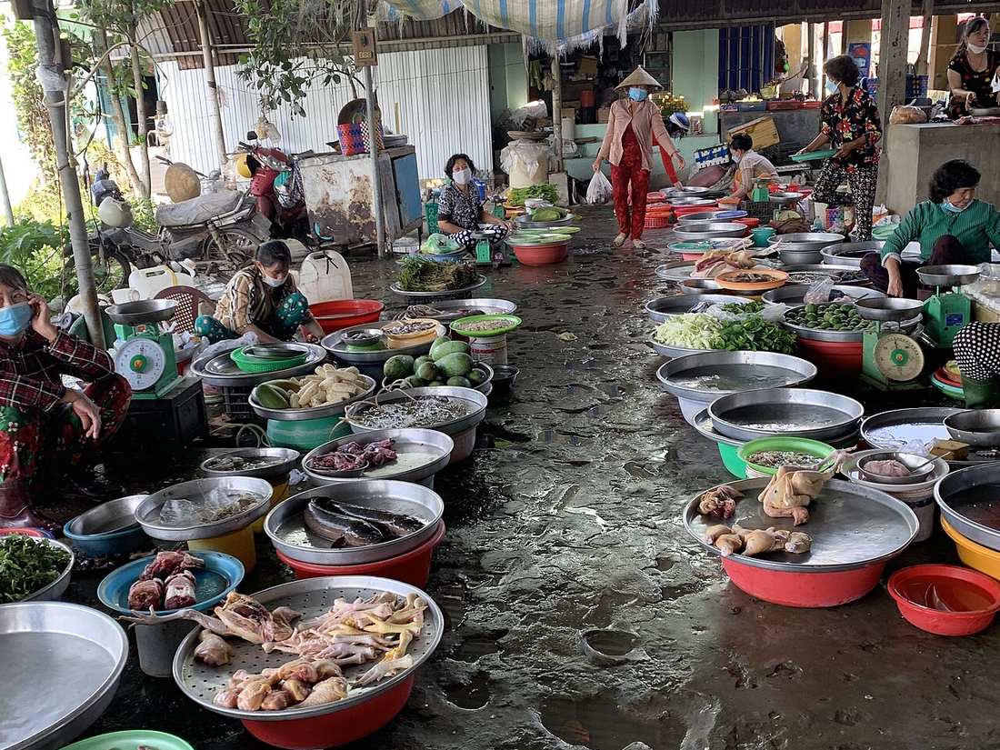 Vendors and produce at Sa Đéc Wet Market in Vietnam