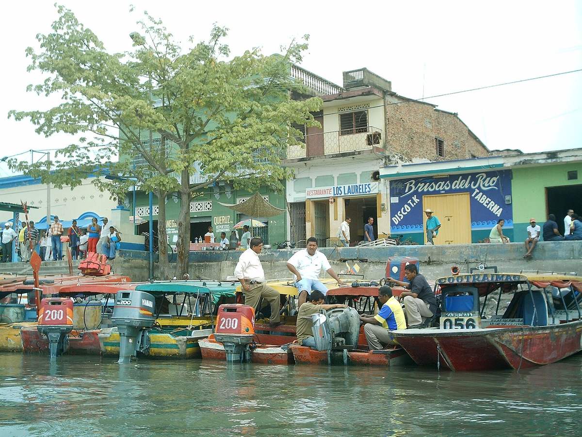 Chalupa passenger boats at a local Magdalena River port