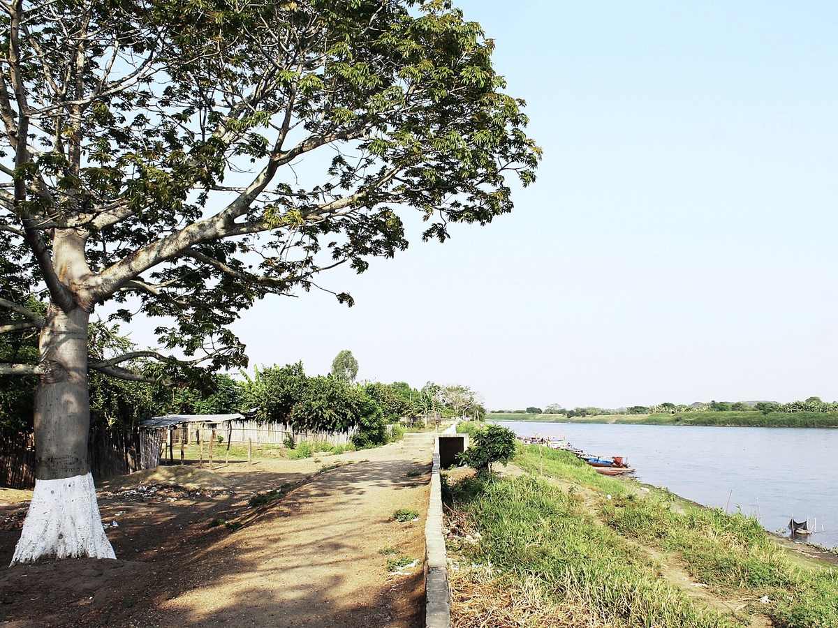 River landing and small boats at Santa Bárbara de Pinto on the Magdalena River