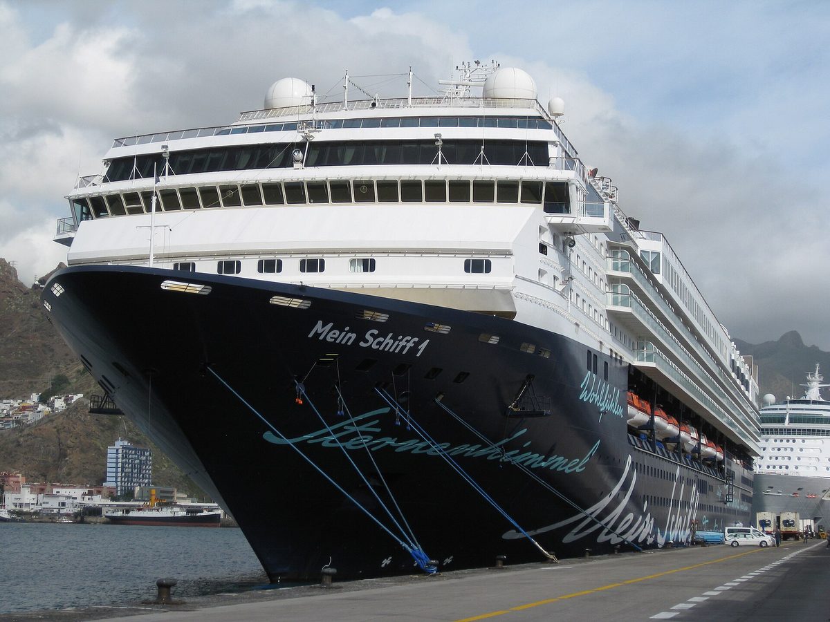 Santa Cruz de Tenerife: 2010-12-16 Spain Tenerife SantaCruz Cruise Liner MeinSchiff1