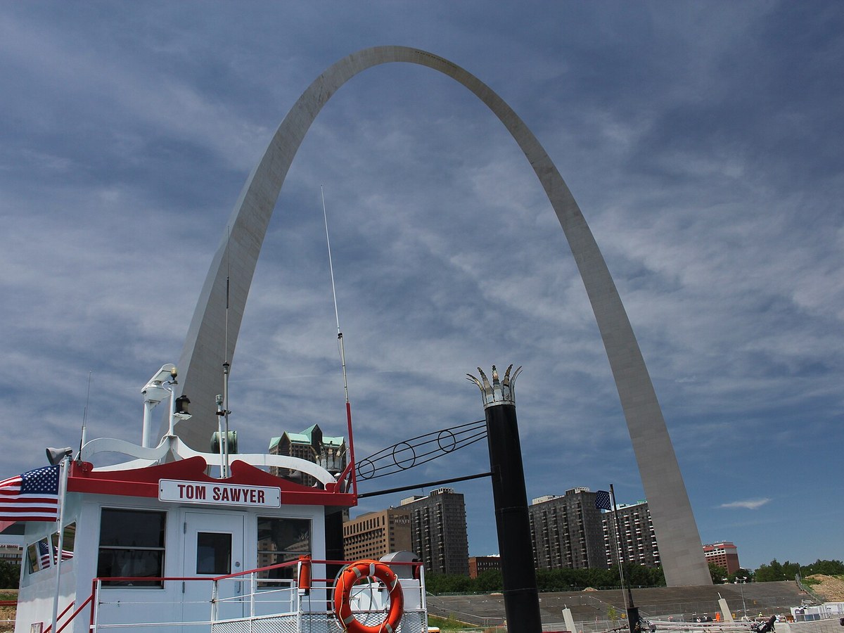 Tom Sawyer riverboat at the St. Louis riverfront beneath the Gateway Arch