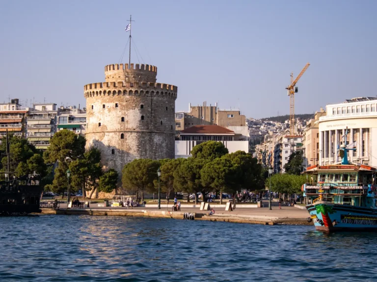 White Tower on the Thessaloniki waterfront with boats nearby