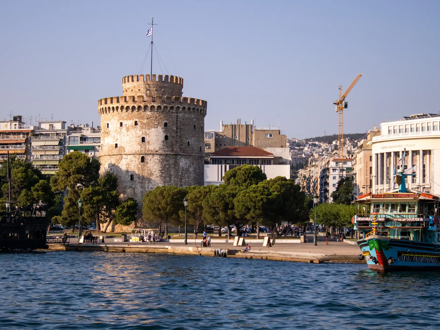 White Tower on the Thessaloniki waterfront with boats nearby