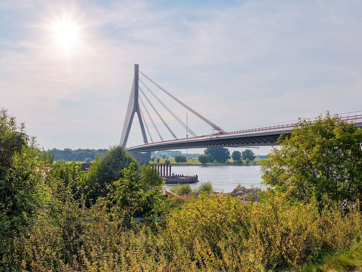 Wesel, Rheinbrücke der Bundesstraße 58 -- 2016 -- 4280-6 in Wesel, Germany