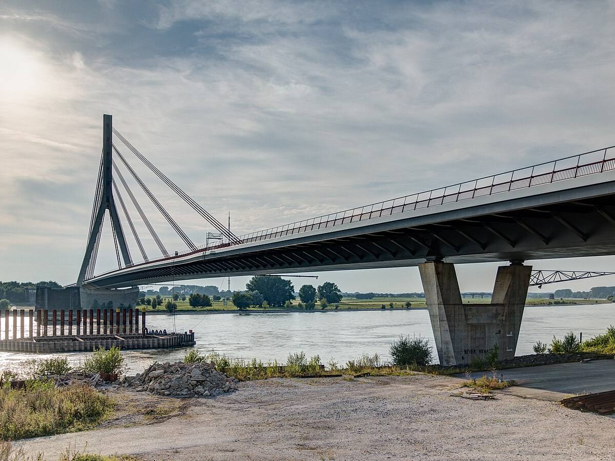 Wesel, Rheinbrücke der Bundesstraße 58 -- 2016 -- 4295-301 in Wesel, Germany