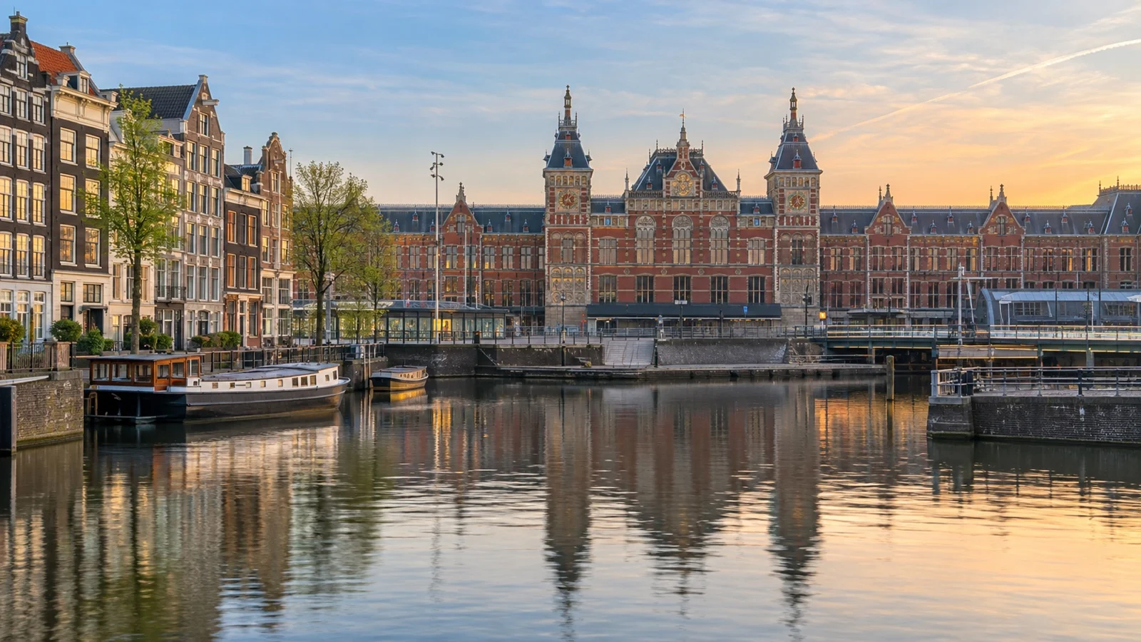 Amsterdam Centraal station and nearby pre-cruise hotels