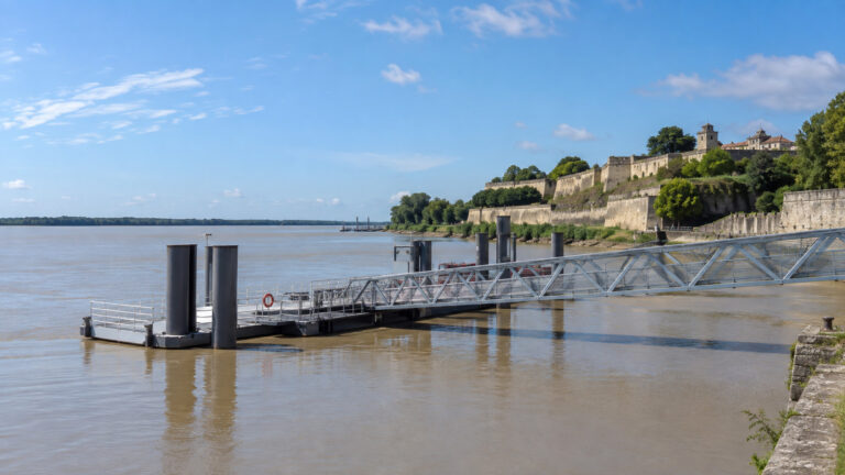 Blaye river cruise pontoon on the Gironde