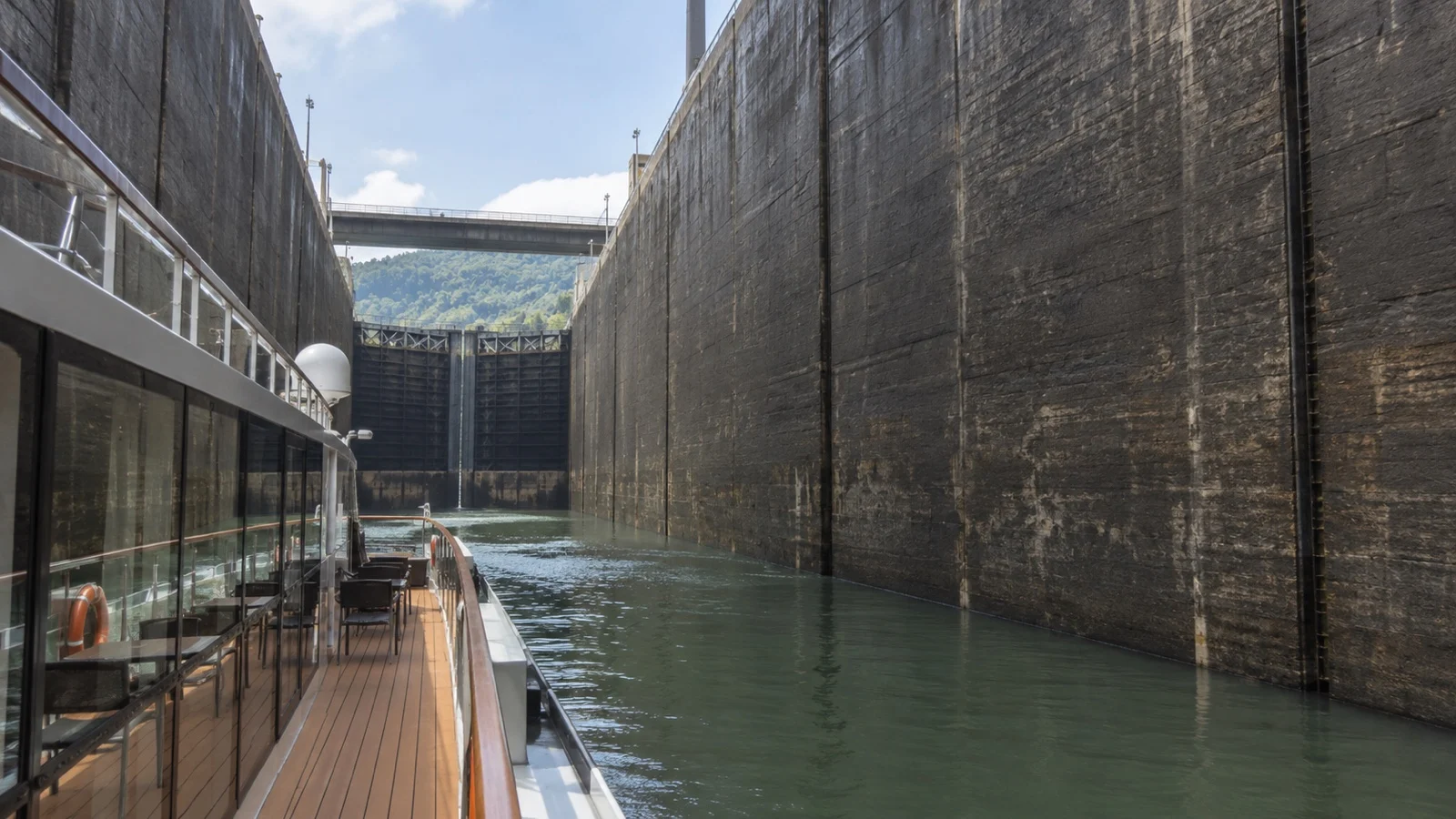River cruise ship inside tall Carrapatelo lock
