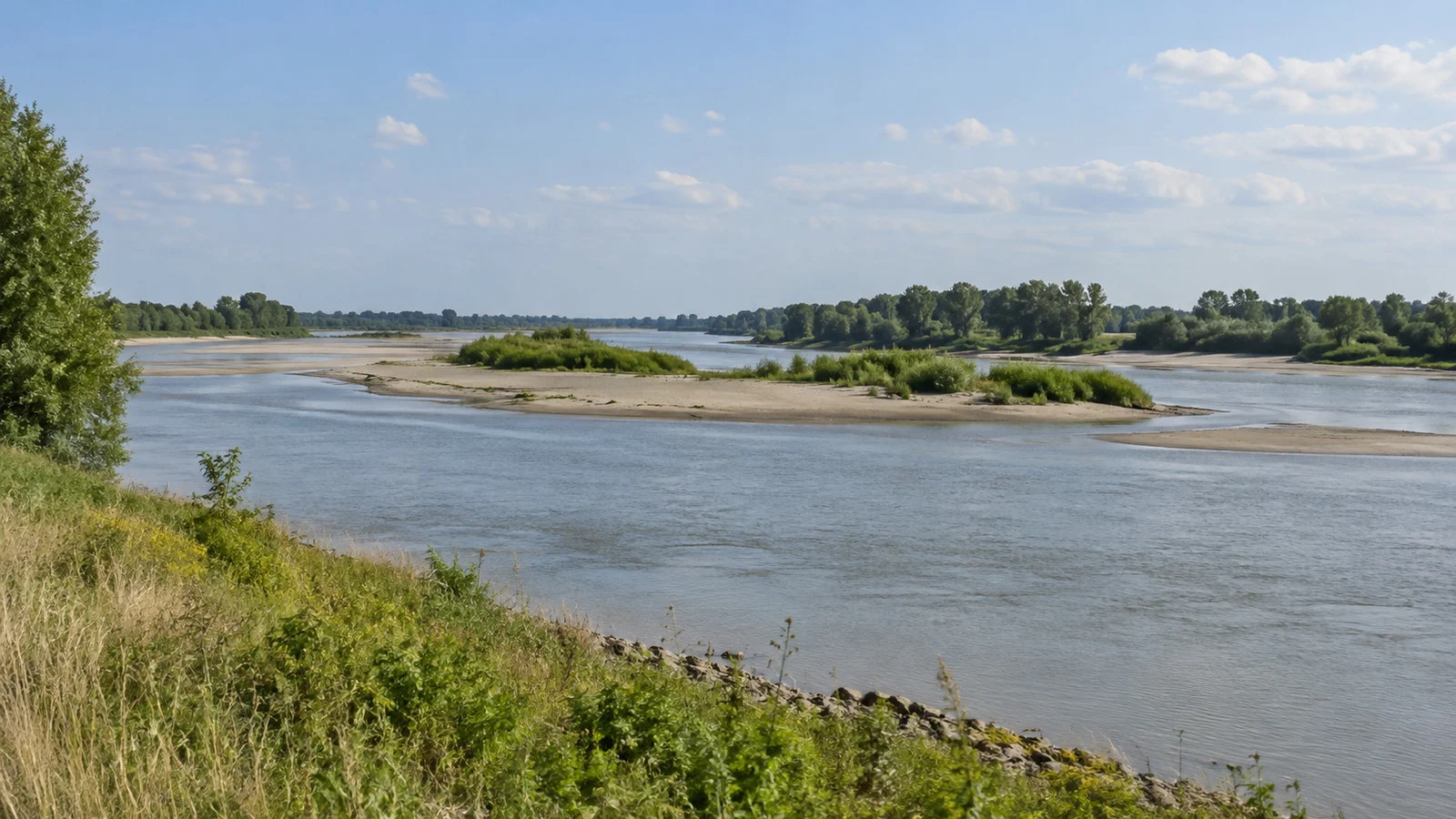 Loire River channel and low banks near Nantes