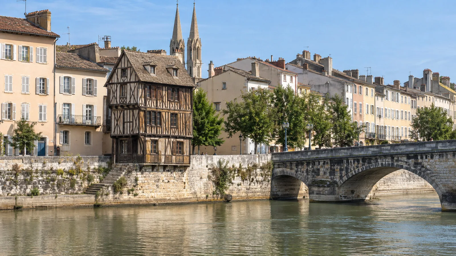 Old Mâcon and the wooden house