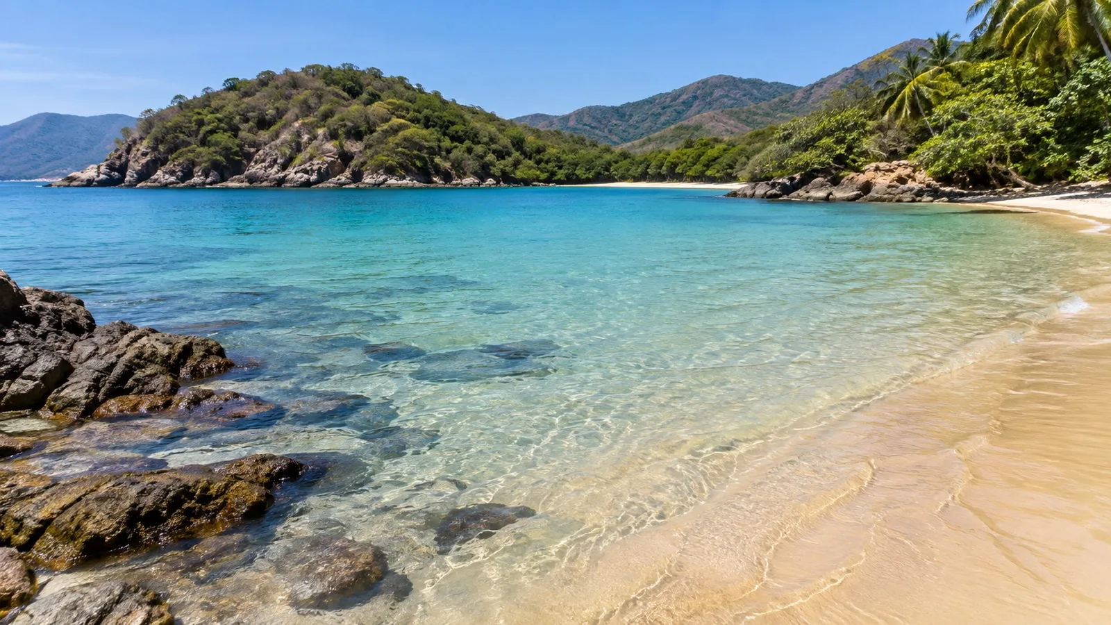 Sheltered water and sand at Playa Las Gatas