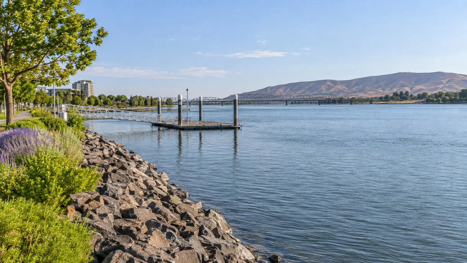 Columbia River shoreline at Richland, Washington