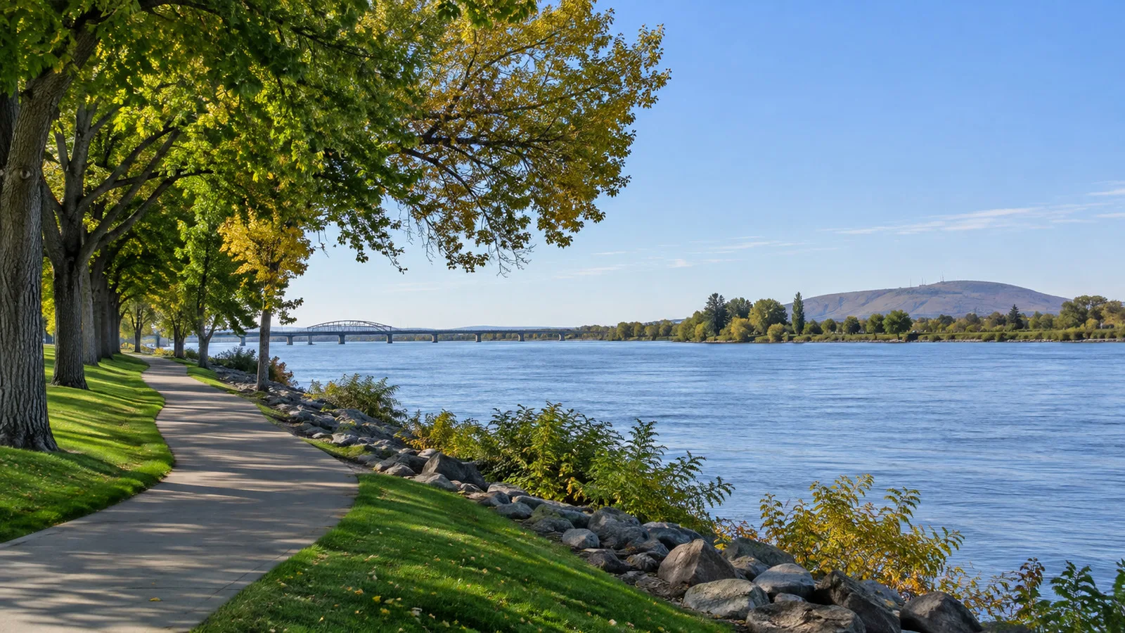 Howard Amon Park riverside trail and trees in Richland, Washington